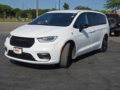 Certified 2024 Chrysler Pacifica Limited FWD image 4