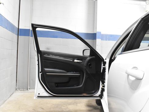 Used 2019 Chrysler 300 Touring L w/ Quick Order Package 22F image 8