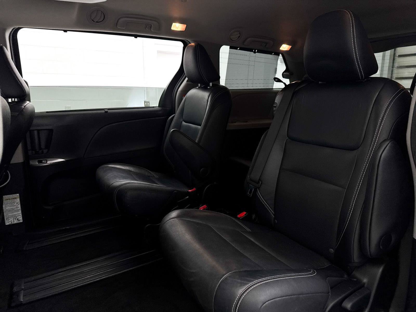 Used 2017 Toyota Sienna SE Premium FWD image 23
