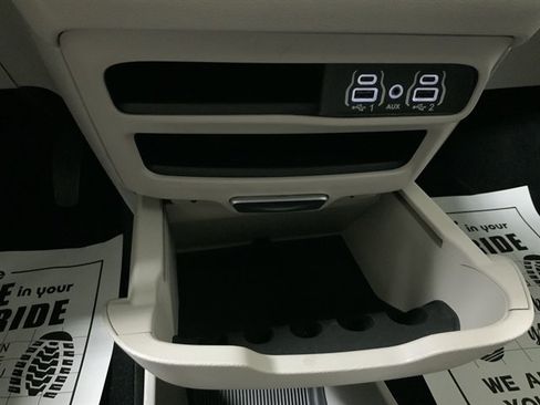 Used 2024 Chrysler Pacifica Touring-L FWD image 38