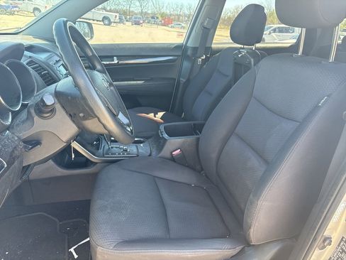 Used 2011 Kia Sorento LX w/ Convenience Pkg image 10