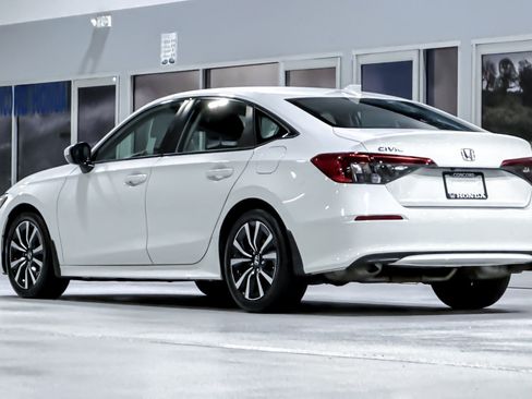 Used 2023 Honda Civic EX image 3