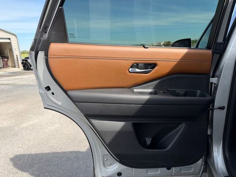 Used 2023 Nissan Pathfinder Platinum w/ Cargo Package image 16