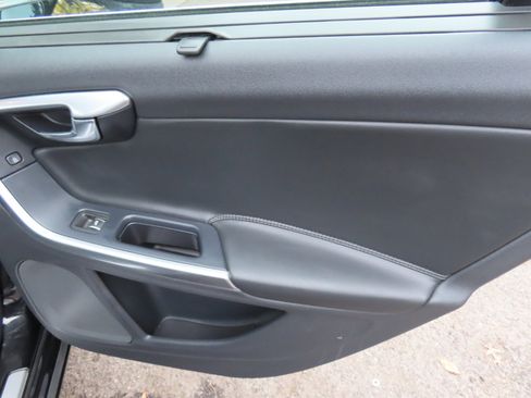 Used 2018 Volvo S60 T5 Inscription image 19