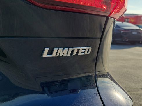 Used 2024 Toyota Venza Limited image 7