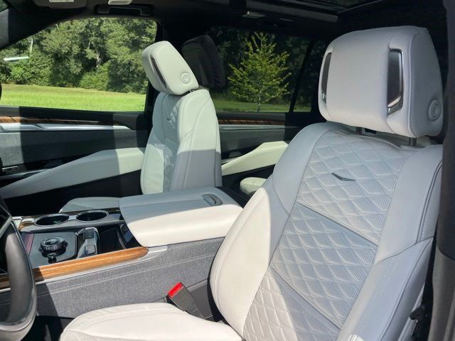 Certified 2025 Cadillac Escalade ESV Sport Platinum w/ LPO, Floor Liner Package AWD/4WD image 16