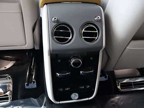 Used 2026 Rolls-Royce Cullinan AWD/4WD image 17