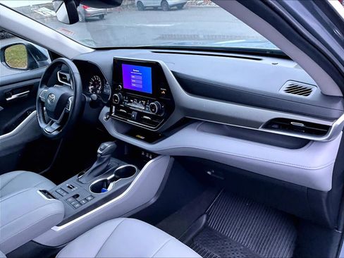 Used 2023 Toyota Highlander XLE image 14