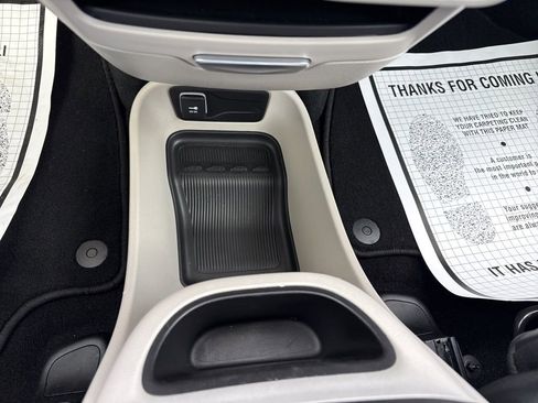 Used 2024 Chrysler Pacifica Touring-L image 37