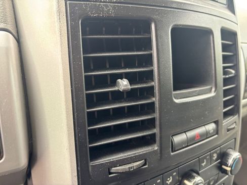 Used 2010 Dodge Grand Caravan SXT FWD image 14