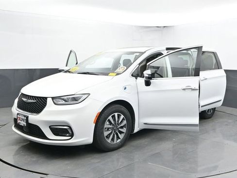 Used 2023 Chrysler Pacifica Limited FWD image 57