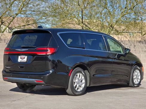 Certified 2024 Chrysler Pacifica Touring-L image 9