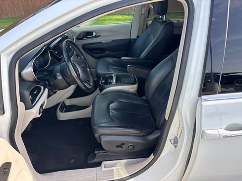 Used 2020 Chrysler Pacifica Touring-L FWD image 9