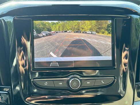 Used 2022 Chevrolet Traverse LS FWD image 16
