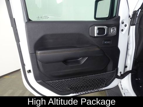 Used 2021 Jeep Gladiator Overland image 16