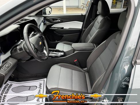 Used 2025 Chevrolet Trax LT w/ LT Convenience Package FWD image 11