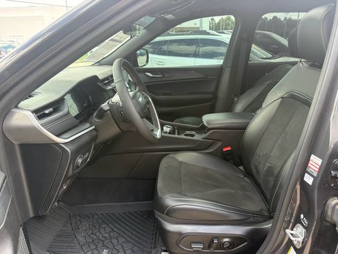 Used 2025 Jeep Grand Cherokee Altitude RWD image 10