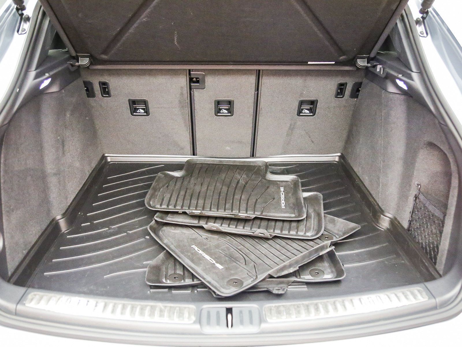 Certified 2025 Porsche Macan AWD/4WD image 32