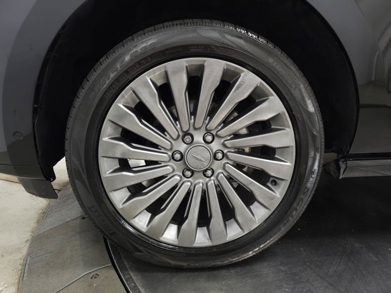 Used 2018 Lincoln Navigator Reserve w/ Technology Package AWD/4WD image 3