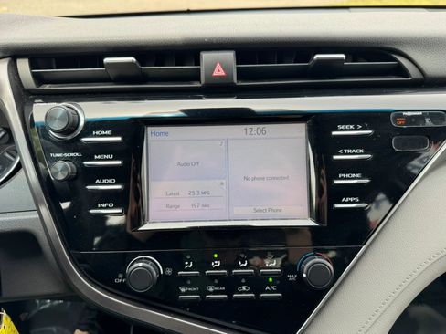 Used 2018 Toyota Camry LE FWD image 25