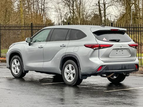 Used 2024 Toyota Highlander LE image 5
