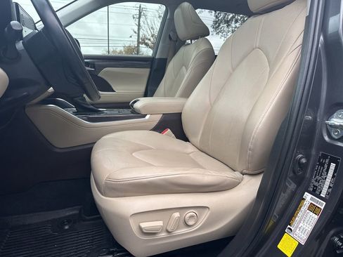 Used 2022 Toyota Highlander Limited image 24