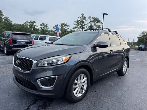 Used 2017 Kia Sorento FWD w/ LX Convenience Package image 4