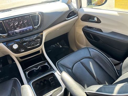Used 2023 Chrysler Pacifica Limited image 25