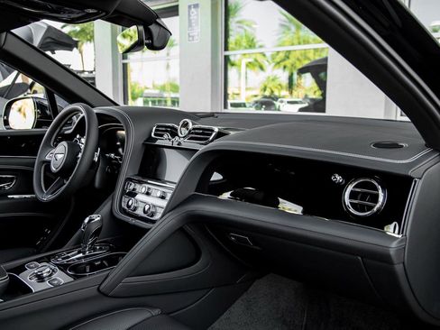 Used 2024 Bentley Bentayga Extended Wheelbase image 28