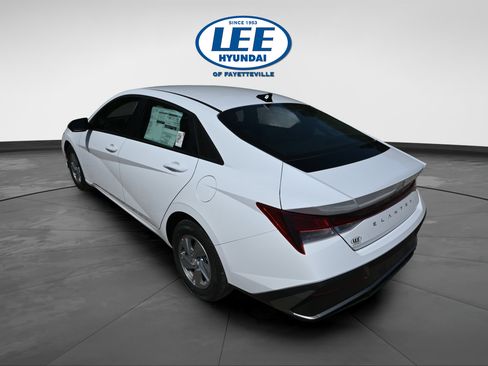Certified 2025 Hyundai Elantra SE FWD image 5