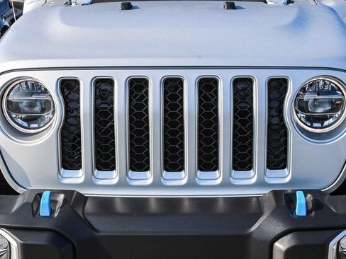Used 2022 Jeep Wrangler Unlimited Sahara w/ Cold Weather Group AWD/4WD image 6