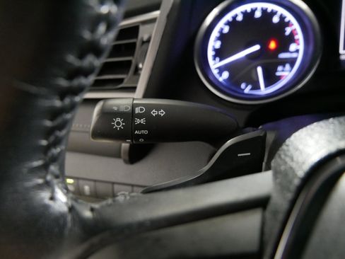 Used 2019 Toyota Camry SE image 32