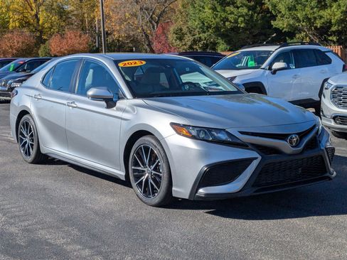 Used 2023 Toyota Camry SE image 3