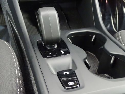 Used 2025 Volvo XC40 B5 Core image 36