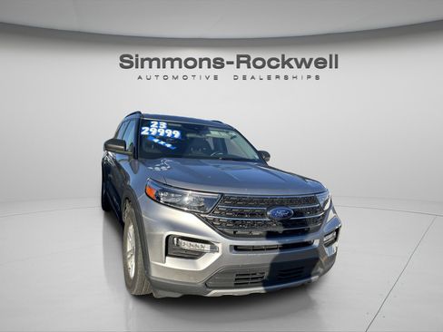 Used 2023 Ford Explorer XLT w/ Equipment Group 202A image 4