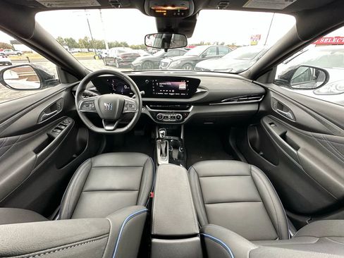 Used 2025 Buick Envista Sport Touring image 2