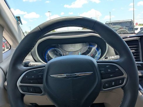 Used 2022 Chrysler Pacifica Touring-L AWD/4WD image 25