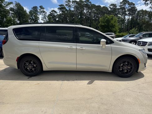 Used 2020 Chrysler Pacifica Touring-L w/ S Appearance Package image 3