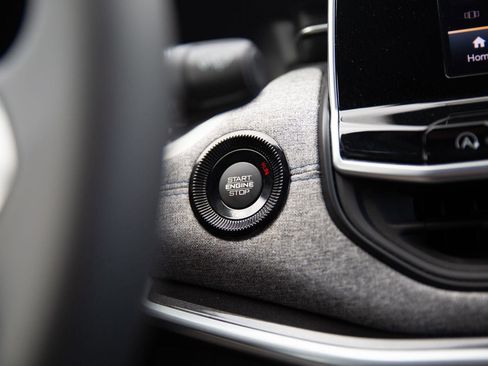 Used 2025 Jeep Compass Latitude image 13