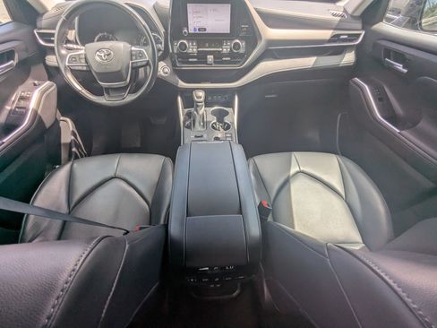Used 2023 Toyota Highlander XLE AWD/4WD image 27