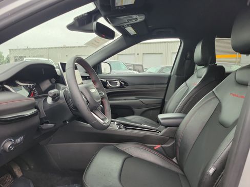 Used 2025 Jeep Compass Trailhawk AWD/4WD image 15