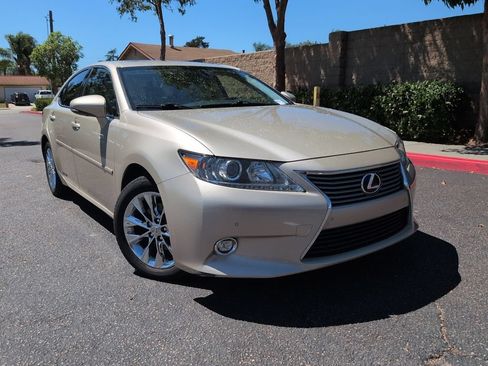 Used 2014 Lexus ES 300h w/ Luxury Package w/Bamboo Trim FWD image 2