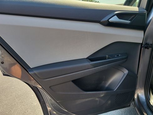 Used 2022 Volkswagen Taos SE image 11