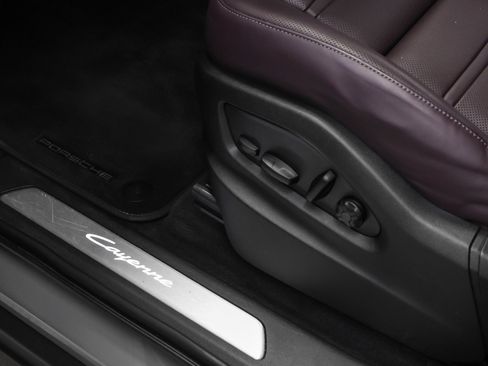 Used 2025 Porsche Cayenne E-Hybrid image 28