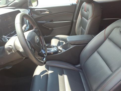 Used 2024 Chevrolet Trax RS w/ Sunroof Package FWD image 17
