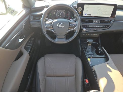 Certified 2025 Lexus ES 300h Ultra Luxury image 4