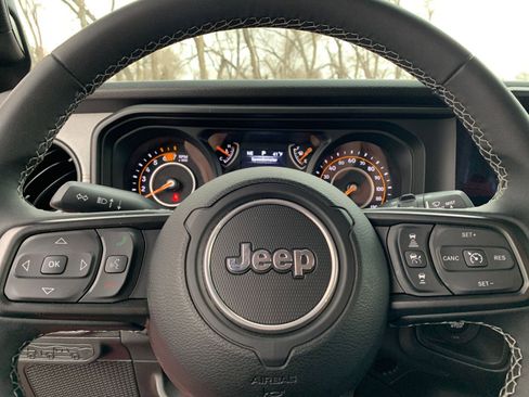 Used 2025 Jeep Wrangler Sport S image 27