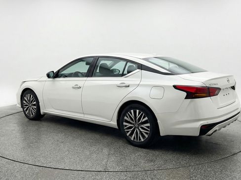 Used 2025 Nissan Altima 2.5 SV image 6