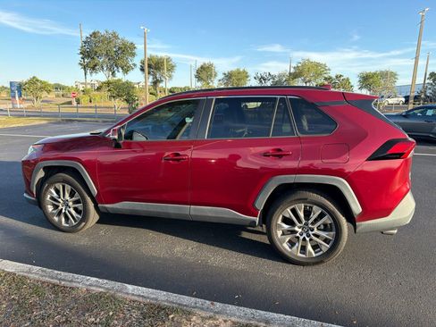 Used 2019 Toyota RAV4 XLE Premium FWD image 8