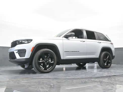 Used 2023 Jeep Grand Cherokee Altitude AWD/4WD image 59